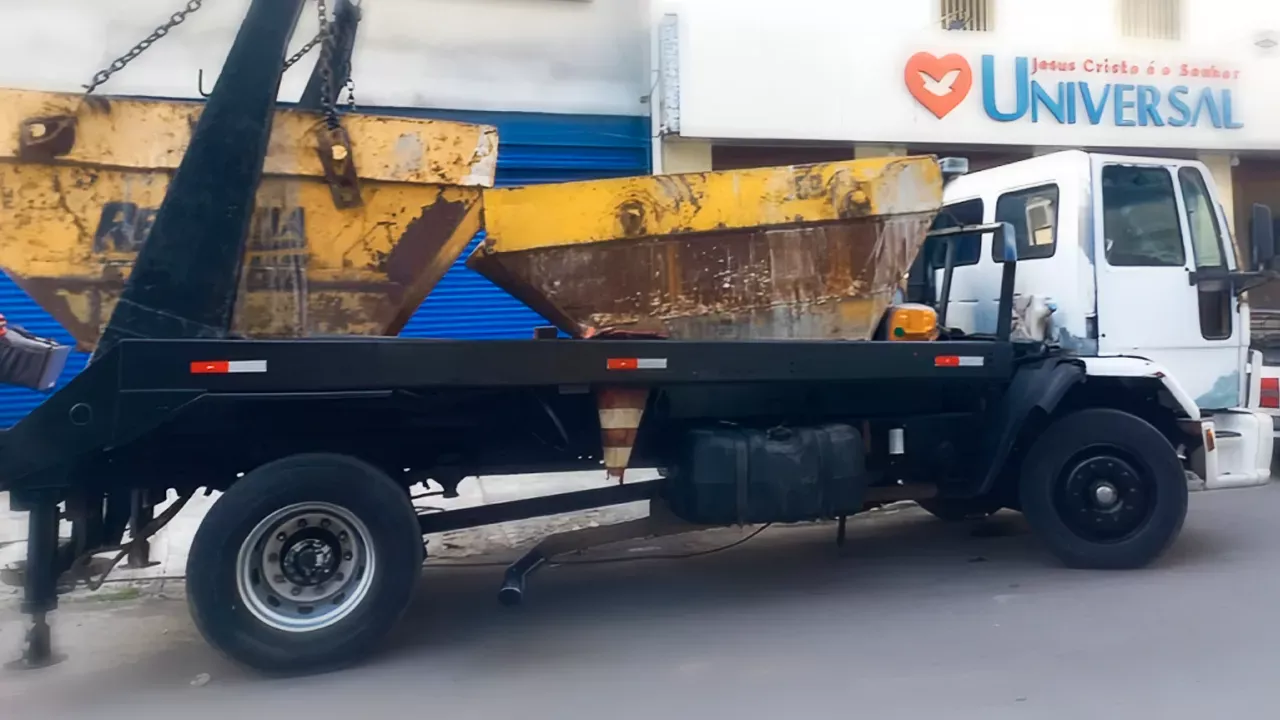 Caminhão com caçamba de entulho