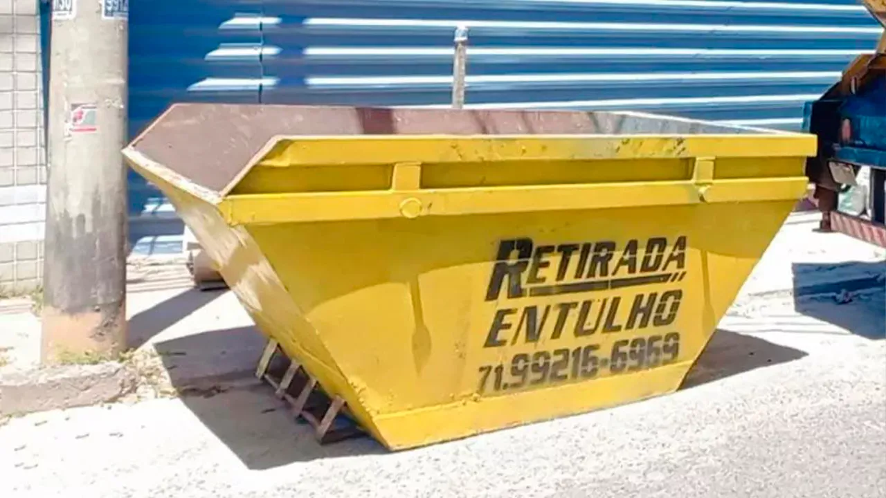 Caminhão prancha transportando material